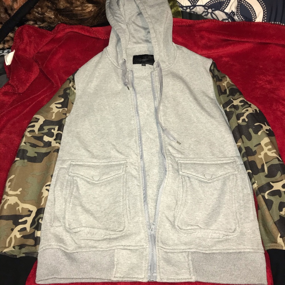 Men’s gray hooded jacket